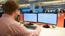 Un geógrafo trabaja en la digitalización de todos los mapas interactivos de la Ciudad.