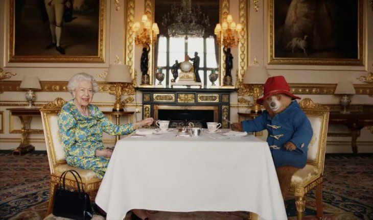 El oso Paddington se despide de la reina Isabel II: El día que actuaron juntos