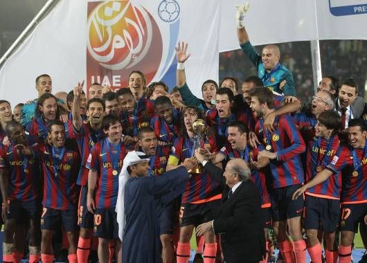 En lo más alto del podio fesejan los españoles la obtención del Mundial de Clubes.