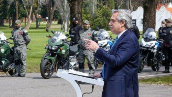 El megaplan incluye la formación de 10.000 efectivos de la policía bonaerense nuevos, el despliege de casi 4.000 uniformados de la fuerzas federales al Conurbano,la construcción de 12 unidades carcelarias, la remodelación de comisarías provinciales y la instalación de 4.000 paradas seguras con botones antipánico en estaciones de trenes y colectivos.