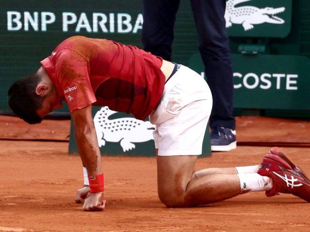 Novak Djokovic resbaló el lunes durante el partido con el argentino Francisco Cerúndolo y se lesionó la rodilla derecha, Fue operado en París y la cirujía resultó un éxito.