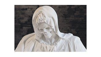 Fragmento de «Sueño Compasivo. Piedad V» en la escultura que el artista belga Jan Fabre muestra a la Virgen María con el rostro de la muerte, sosteniendo entre sus brazos un esqueleto que representa a Cristo.