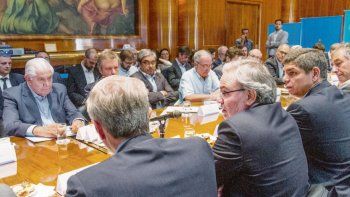 encuentro. Funcionarios, empresarios y sindicalistas se reunieron ayer en la Secretaría de Energía con Gustavo Lopetegui. Oras petroleras absorberán a trabajadores de Tecpetrol.