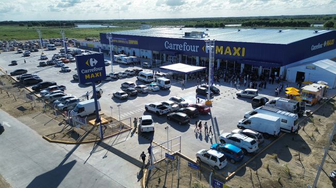 Ubicado en la Ruta 11 (km 398) y cercano a las localidades de Cariló, Pinamar y Villa Gesell, se trata de la tienda número 34 de Carrefour MAXI.&nbsp;