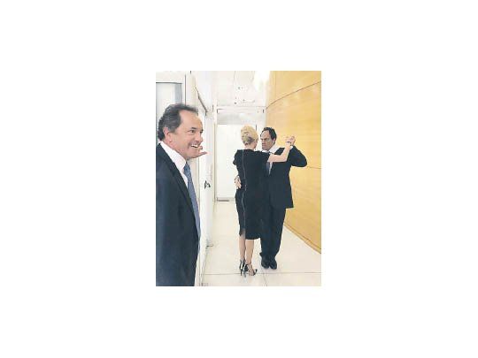 Backstage: Daniel Scioli y su imitador, bailando con Karina Rabolini.