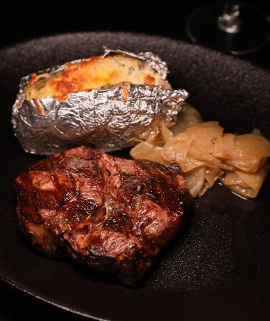 De las opciones más recomendadas es el ojo de bife a las brasas con papa rellena de queso crema artesanal. De las opciones más recomendadas es el ojo de bife a las brasas con papa rellena de queso crema artesanal.