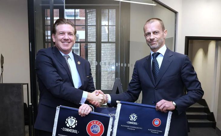 Alejandro Domínguez y Aleksander Ceferín, los presidentes de la CONMEBOL y la UEFA, que rigen los destinos del fútbol de ambos continentes. Alejandro Domínguez y Aleksander Ceferín, los presidentes de la CONMEBOL y la UEFA, que rigen los destinos del fútbol de ambos continentes.
