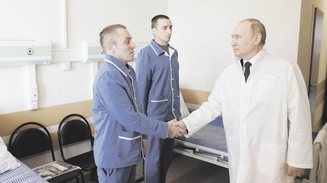 PRESENCIA. El presidente de Rusia, Vladímir Putin, se mostró ayer por primera vez visitando a soldados heridos en la guerra en Ucrania. Fue en el hospital militar moscovita de Mandrik.