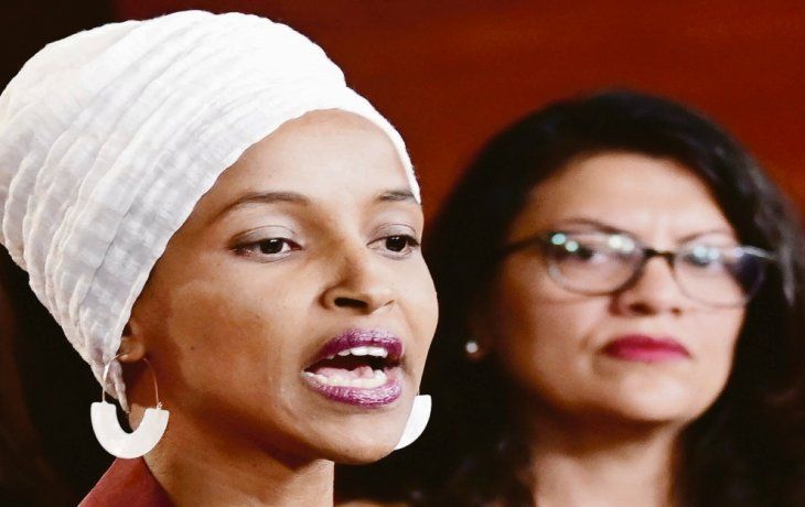 cruces. Las congresistas Ilhan Omar (izq.) y Rashida Tlaib (der.) son uno de los blancos favoritos del presidente Donald Trump.&nbsp;