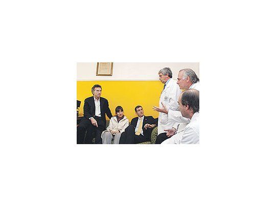 Mauricio Macri, ayer con médicos del Hospital Elizalde, donde presentó un plan de salud quecontempla la reducción del tiempo de espera para operaciones quirúrgicas.