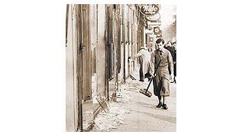 Deportacionesmasivas acampos deconcentración ydestrucción demillares depropiedades yviviendas dejudíos fue elsaldo de la«Noche de loscristales rotos»de 1938 enAlemania. Unindicio delhorror quevendría.