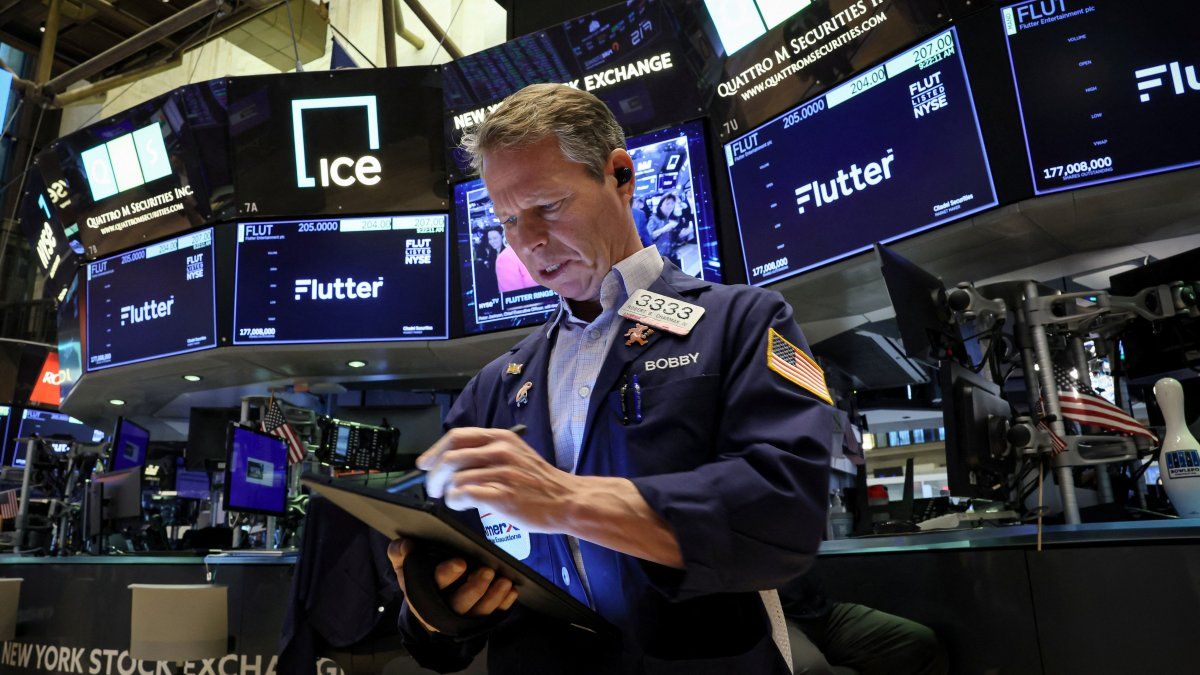 Wall Street deepens decline awaiting Nvidia results and Fed minutes
