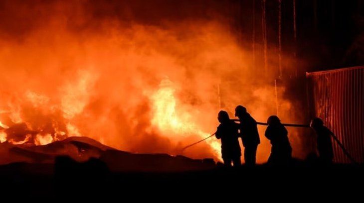 A pesar del desastre, destacó su agradecimiento a bomberos y personal municipal que trabajaron durante toda la noche. A pesar del desastre, destacó su agradecimiento a bomberos y personal municipal que trabajaron durante toda la noche.