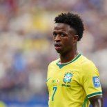 Vinicius Jr. sigue las acciones durante un partido con la selección de Brasil en la Copa del Mundo. Vinicius Jr. sigue las acciones durante un partido con la selección de Brasil en la Copa del Mundo.