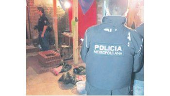 La Policía Metropolitana realizó ayer el operativo en el barrio de La Boca. Había restos de animales y gran cantidad de armas.