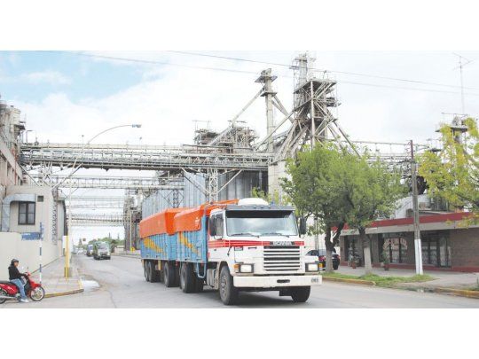 Mal camino. El 85% de la cosecha argentina se transporta por esta vía. Hace falta un plan estructural para bajar costos, mejorar rutas, caminos y autopistas, al tiempo que se incentiva el traslado en tren.