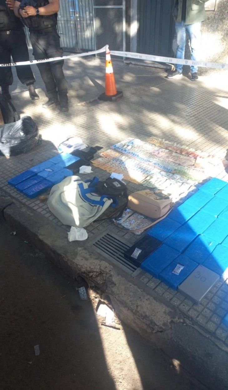 Police officers managed to arrest the suspects and the drugs were seized on Rivadavia Avenue.