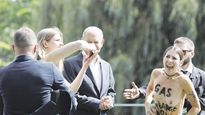 queja. Dos activistas se desnudaron de la cintura para arriba, donde se habían escrito “embargo al gas ya”, para ser fotografiadas junto al canciller alemán Olaf Scholz como forma de protesta por la compra de Berlín al gas ruso en el marco de la guerra con Ucrania.