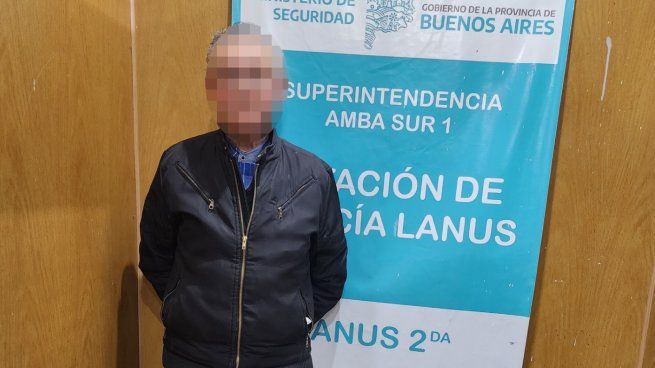 El kinesiólogo en la comisaría, al momento de ser arrestado por violar a una mujer de 85 años