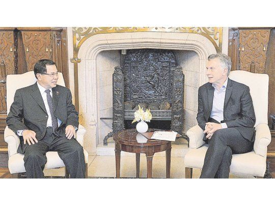 gesto. Mauricio Macri recibió ayer a un empresario en Casa Rosada, en la víspera de la votación en Diputados.