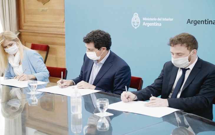 Apoyo. Ver&oacute;nica Magario, Wado de Pedro y Jorge Oterm&iacute;n firmaron ayer un convenio de asistencia y soporte t&eacute;cnico para las sesiones.