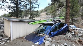 Inundaciones y deslizamientos afectan comunidades costeras y montañosas durante la Navidad.