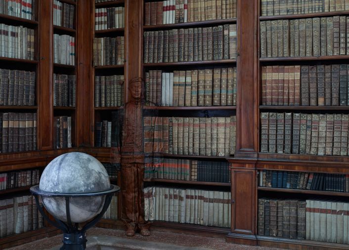 Hiding in Italy,  Public Library - Liu Bolin