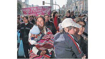 ámbito.com | Organizacionespiqueterasayermarchandodel Obelisco aPlaza deMayo, enplena mañana,para pedirsoluciones alproblema delas viviendasy parareclamar mássubsidiossociales.