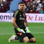 Emiliano Martínez analiza su futuro después de varias temporadas como arquero del Aston Villa.