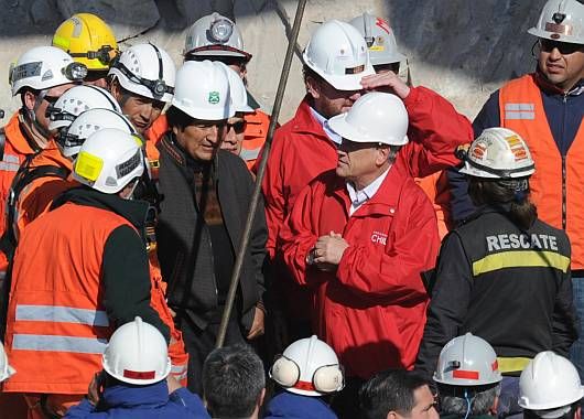 El presidente Piñera conversa con su par boliviano, Evo Morales