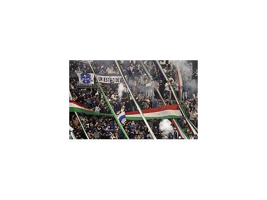 La hinchada de Vélez encendió bengalas ante Banfield y el estadio fue suspendido.