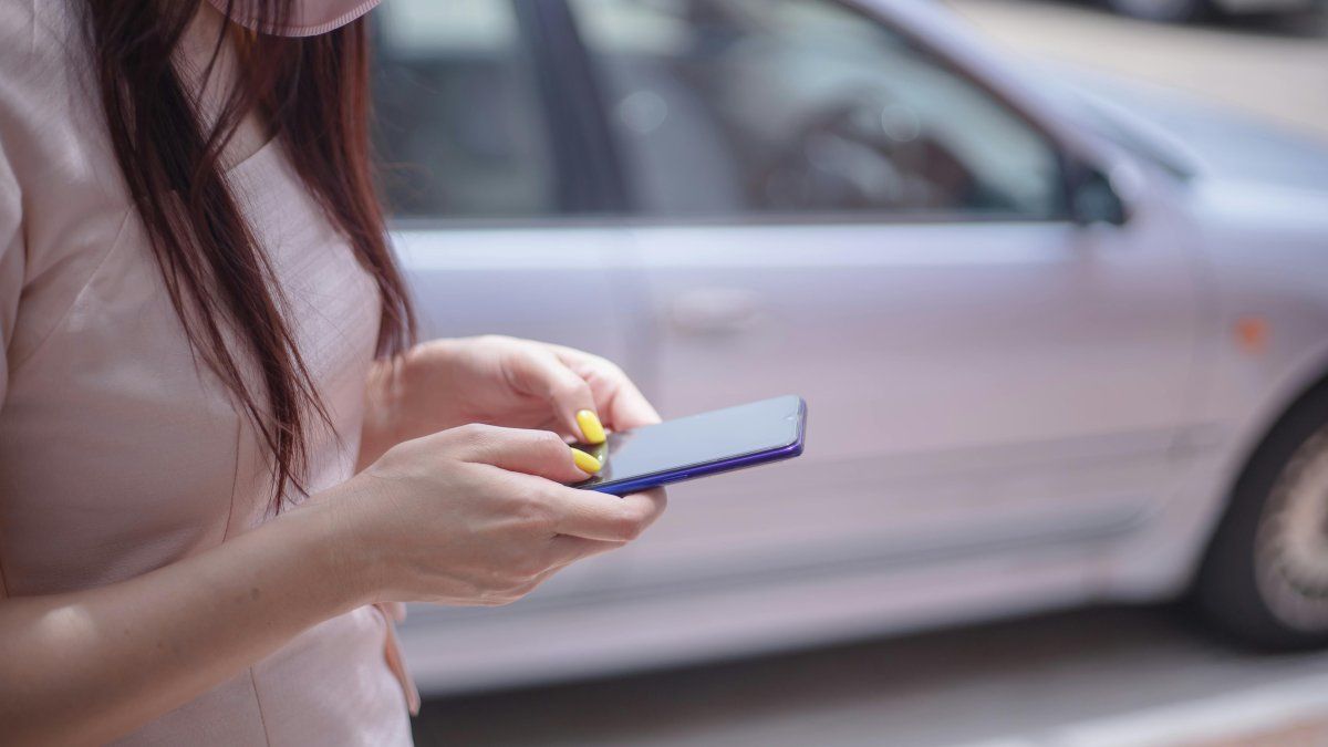 What it means to walk with your cell phone in your hand according to psychology experts