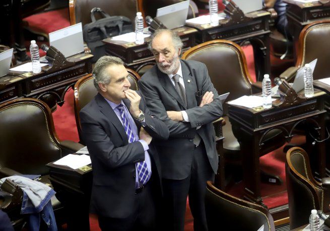 Rossi habla con Pablo Tonelli. 