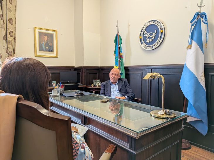 Curestis recibió a Ámbito en su despacho del Senado bonaerense. Curestis recibió a Ámbito en su despacho del Senado bonaerense.
