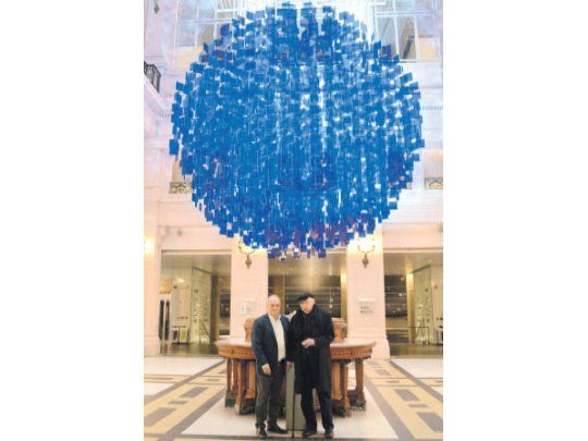 El ministro Hernán Lombardi y el artista Julio Le Parc, quien donó su magnífica obra “La esfera azul” al CCK.