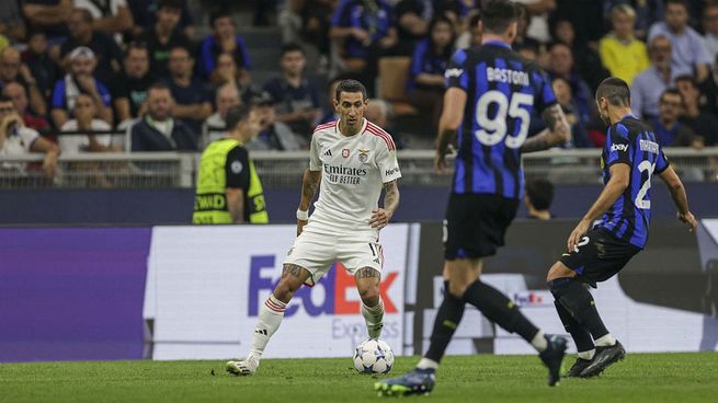 Di María jugó para Benfica, pero salió lesionado y preocupa en la Selección.