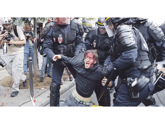 Violencia. Manifestantes se enfrentaron con la Policía que reprimió con bastonazos y gases lacrimógenos. Los opositores a la reforma, por su parte, arrojaron piedras y bombas molotov.