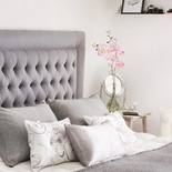 Las nuevas tendencias de interiorismo convierten a la pared principal del dormitorio en el eje visual del ambiente. Las nuevas tendencias de interiorismo convierten a la pared principal del dormitorio en el eje visual del ambiente.