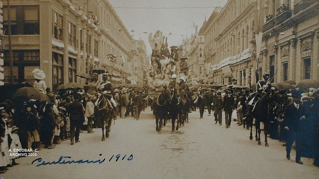 El último día de 1909, se Inicia el “Año del Centenario”. A la medianoche, las campanas de los templos de la Ciudad de México repican al unísono.