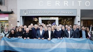 Axel Kicillof, junto a intendentes, en la puerta de la FAM. Algunos de ellos ya se anotaron en la carrera por la gobernación. Axel Kicillof, junto a intendentes, en la puerta de la FAM. Algunos de ellos ya se anotaron en la carrera por la gobernación.