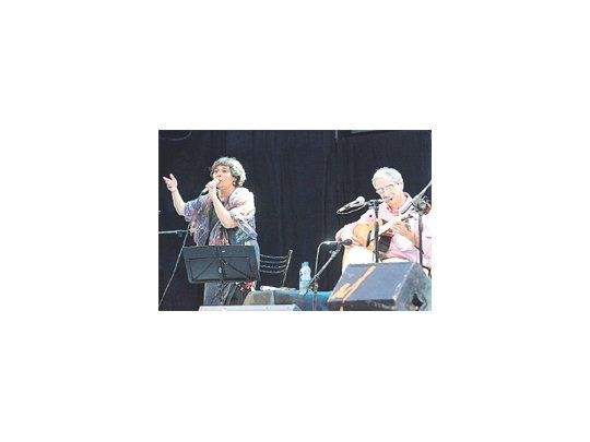 Liliana Herrero y Juan Falú durante el homenaje a Eduardo Falú, anteanoche en el Festival de Cosquín. Ambos se quejaron duramente de las condiciones y el horario (tres de la mañana) en los que debieron actuar.