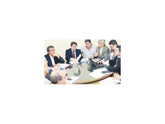 El ministro de Economía, Marcelo Costa, explicó ante legisladores el proyecto de ley de administración financiera en la Comisión de Hacienda de la Legislatura provincial.