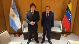 Milei junto a González Urrutia en Madrid.