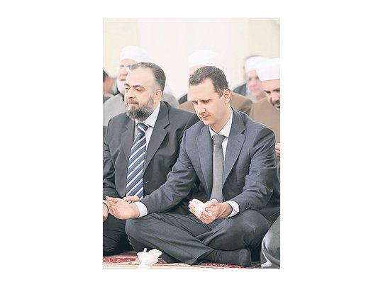 El dictador sirio, Bashar al Asad, se hizo tiempo para rezar en una mezquita de Damasco.