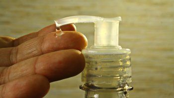 Aunque el lavado de manos es mas recomendable, el alcohol en gel también sirve para prevenir el coronavirus.