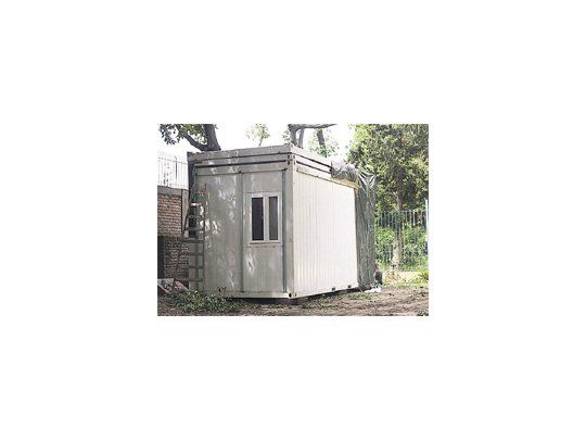 Las aulas modulares del “Lengüitas” de Palermo residen hoy en el patio del colegio, pero se utilizan como depósito.