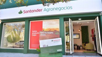 La entidad firmó esta semana su acuerdo número 100, que permite a sus clientes adquirir insumos para la nueva campaña con todas las ventajas de la tarjeta Santander Agronegocios.