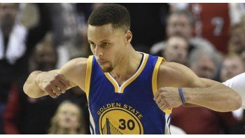 Stephen Curry firmó un contrato de u$s 215 millones para seguir en la NBA junto a los Golden State Warriors.