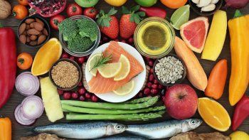 La vitamina D la podemos obtener de dos formas: a través de los alimentos y de la radiación solar.