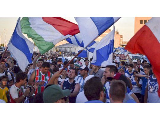 Los hinchas de Vélez fueron a Ezeiza a recibir a su ídolo.